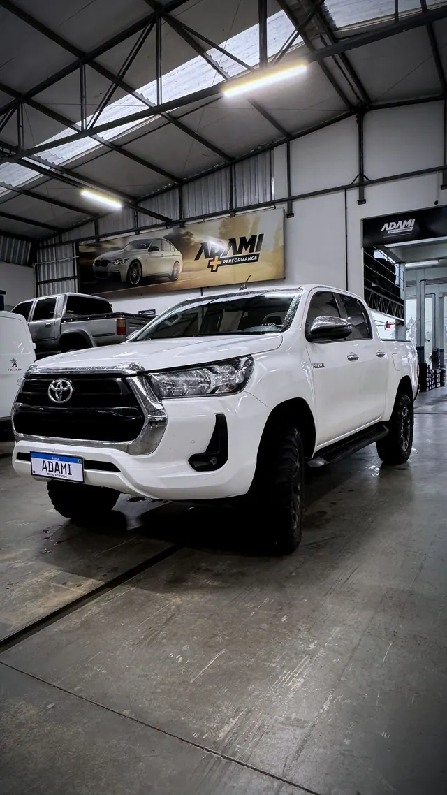 Toyota Hilux branca dentro do galpão