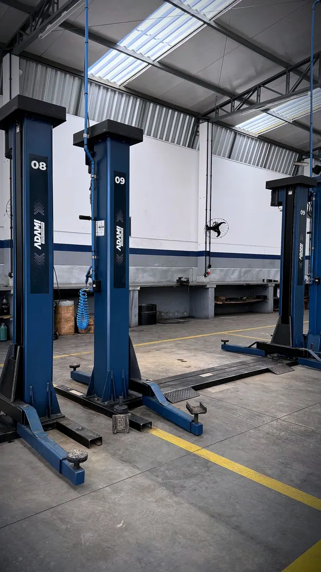 Elevadores automotivos numerados no galpão