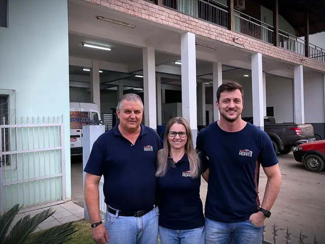 Ivo Adami, esposa e filho em frente à empresa